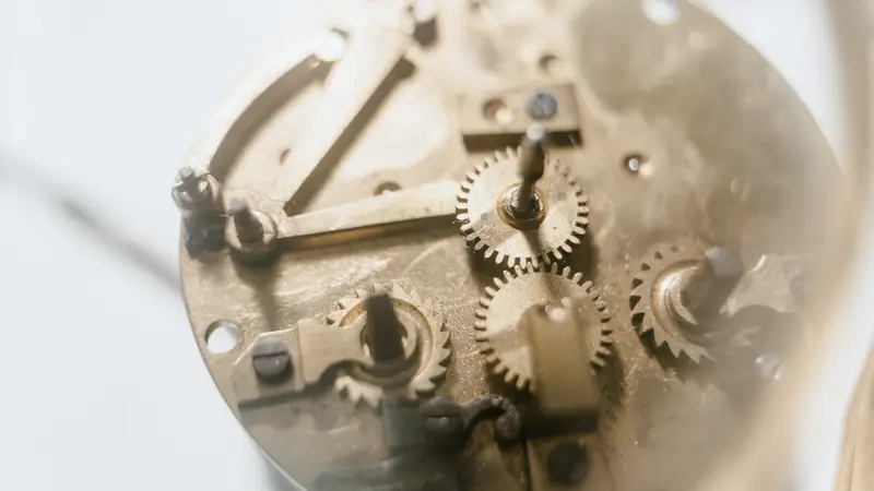 Rouages mécaniques d'une horloge en gros plan