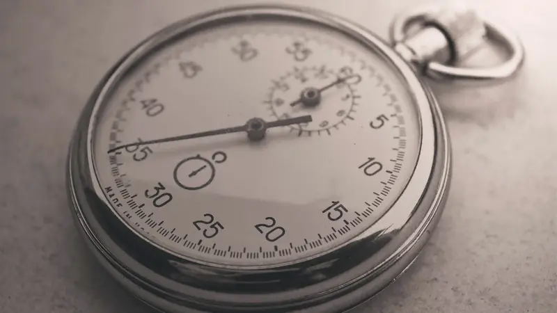 Chronomètre mécanique ancien à cadran gradué en secondes, photographié en tons sépia