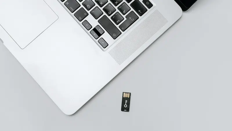 Clé de sécurité USB posée à côté du clavier d'un ordinateur portable