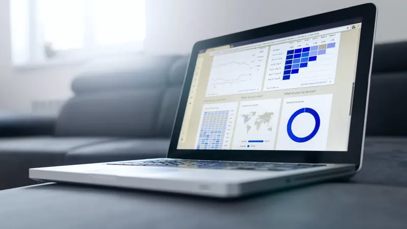 Ordinateur portable affichant un tableau de bord de gestion