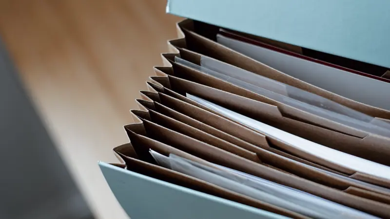 Classeur à soufflets rempli de documents classés