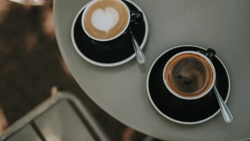 Deux tasses de café sur une table lors d'un rendez-vous