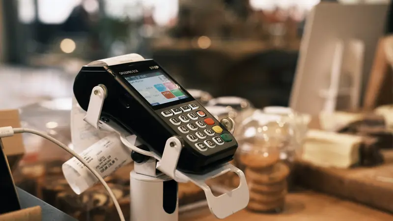 Terminal de paiement par carte posé sur le comptoir d'un commerce