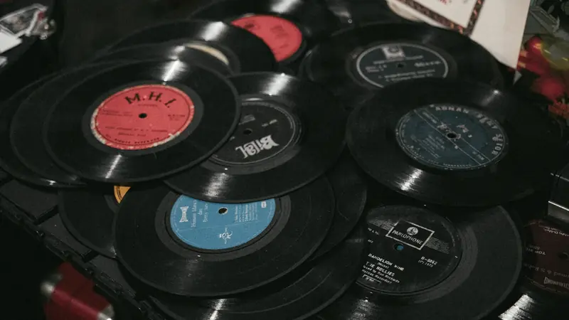Disques vinyles 45 tours aux étiquettes colorées étalés en vrac
