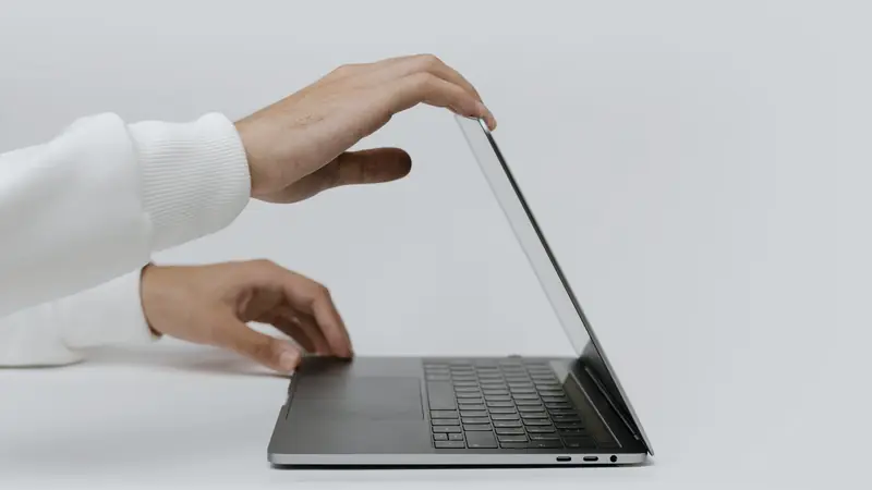 Mains refermant un ordinateur portable