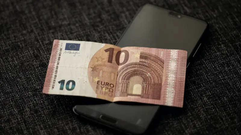 Billet de 10 euros posé sur un smartphone